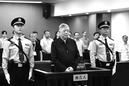 李东在庭审现场 新华社发